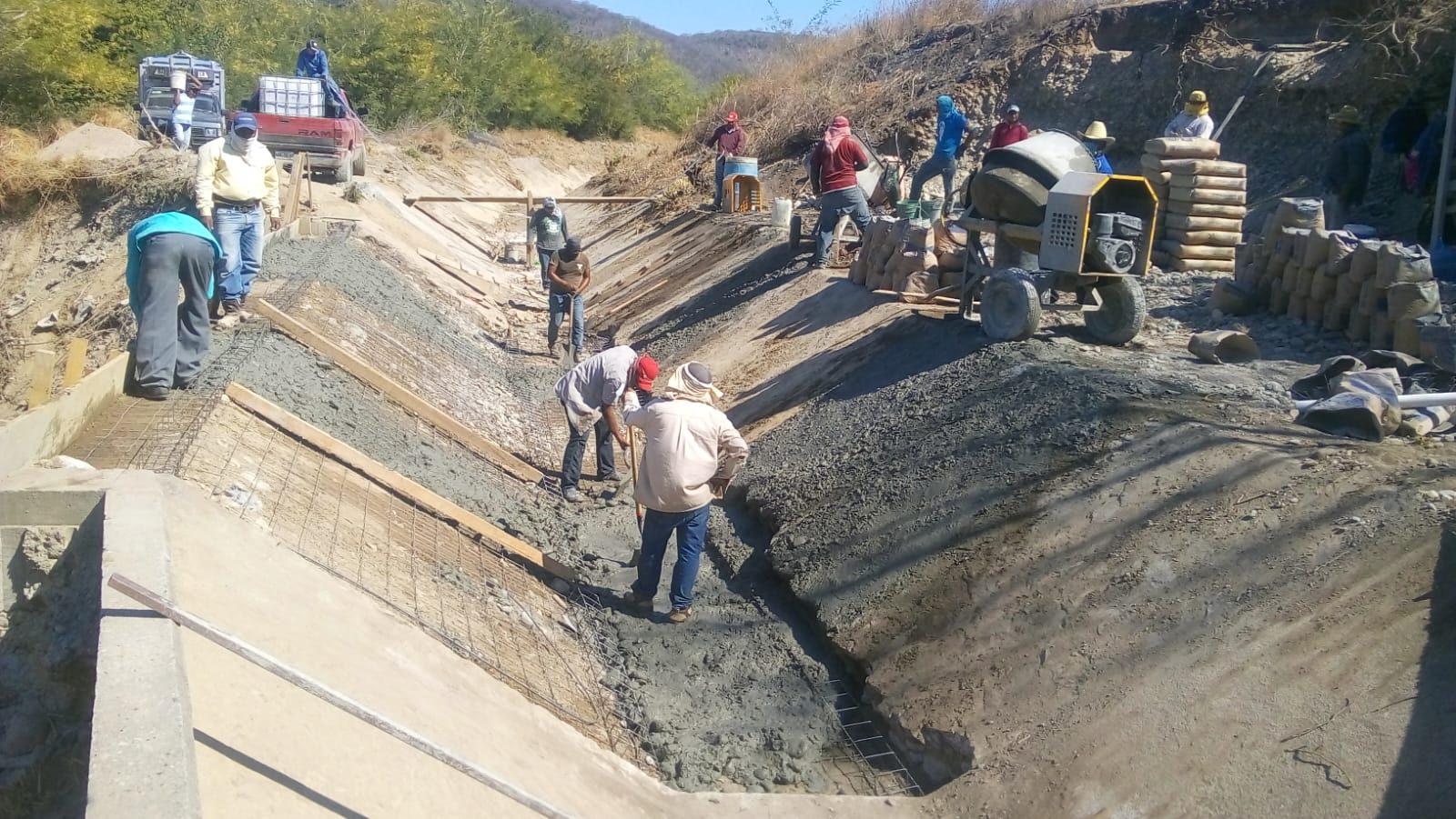 Colado y nivelación de concreto en canal