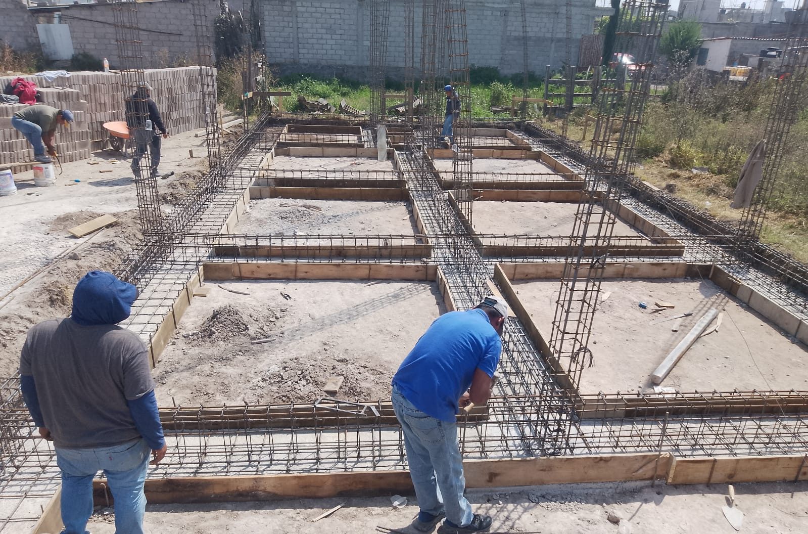 Colocación de cimbra y acero para cimientos