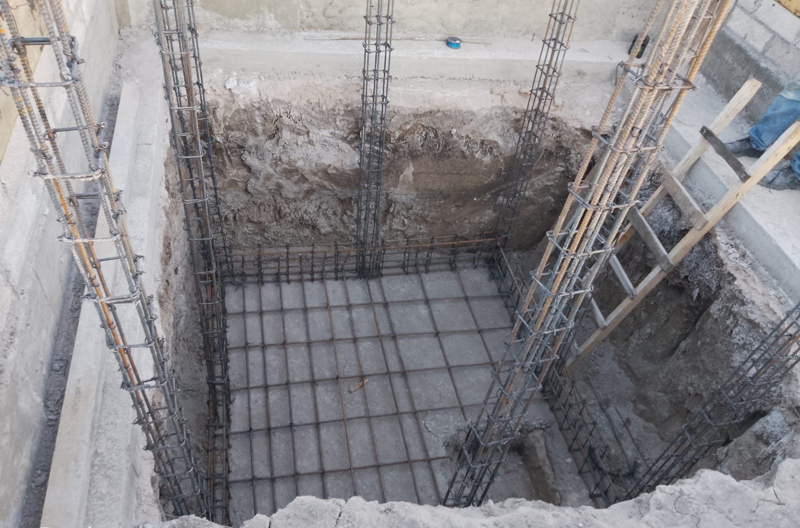 Armado de acero para columnas en excavación