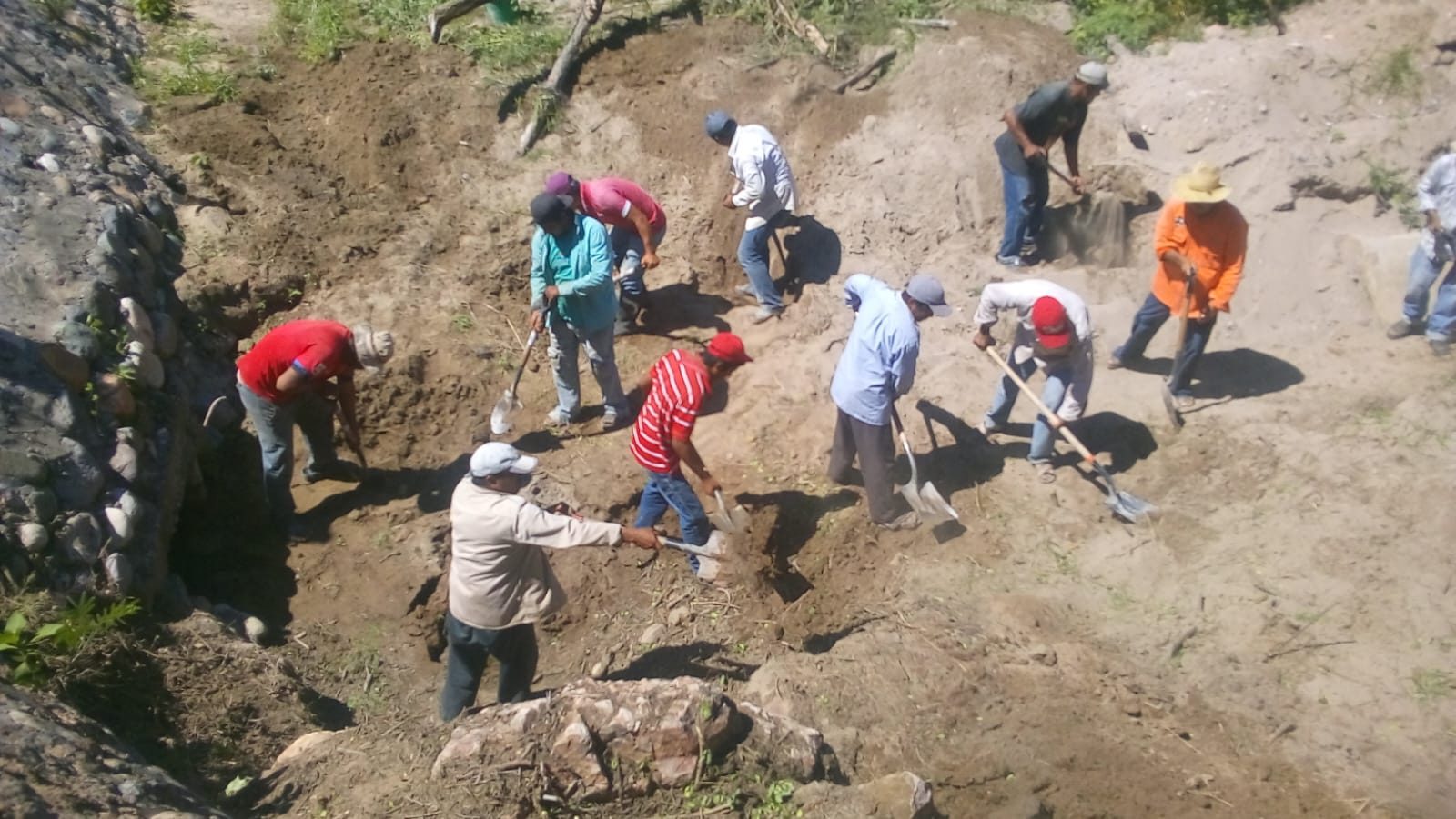 Cuadrilla de Construcciones Gemova realizando excavación