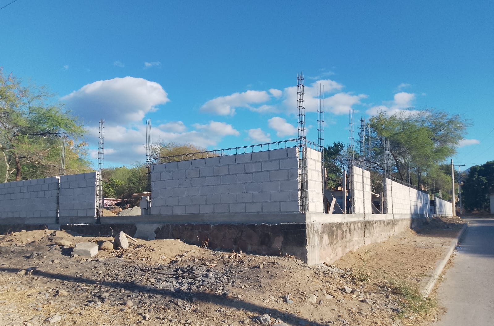 Muro de block con castillos de acero
