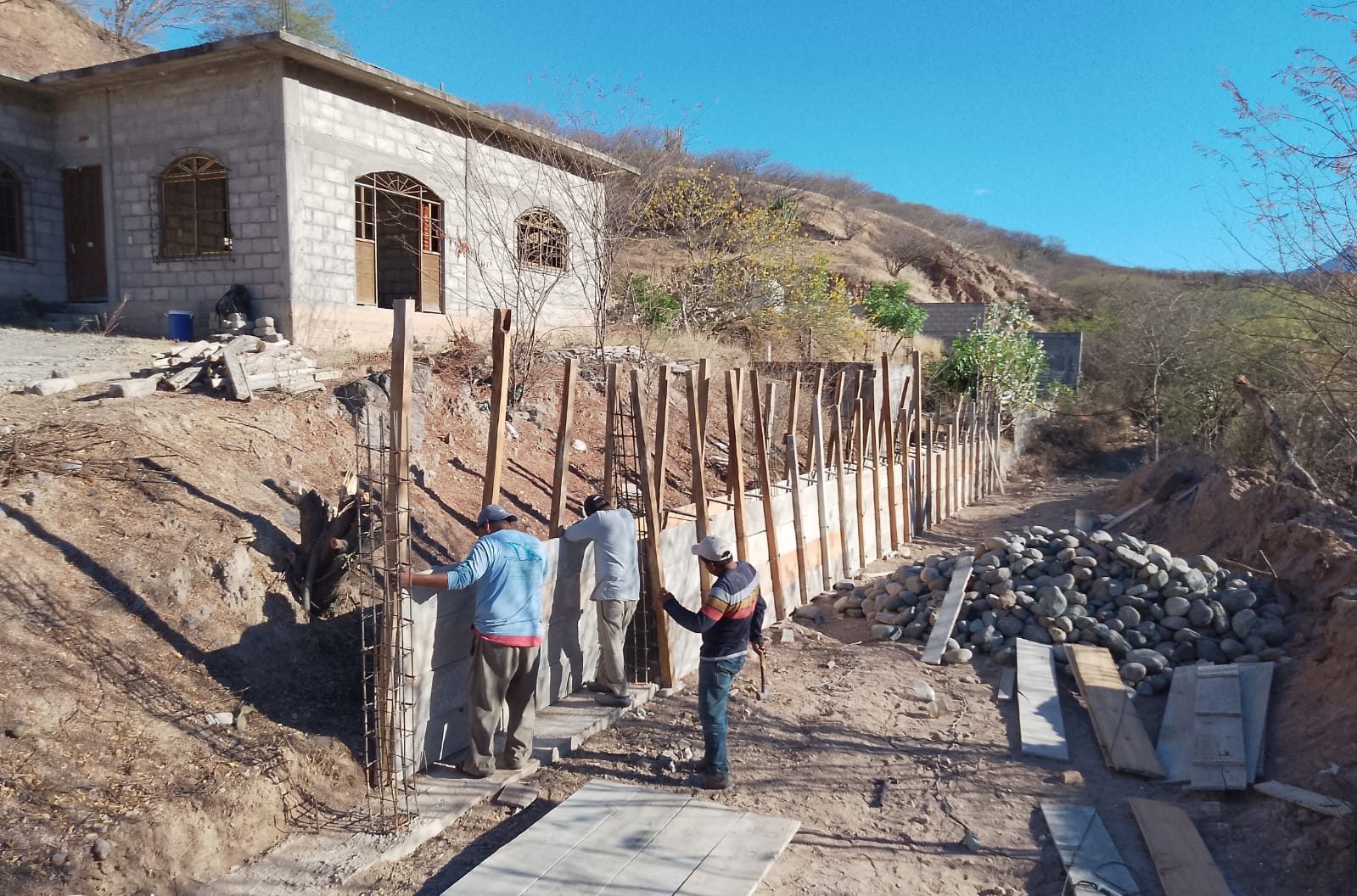 Cuadrilla construyendo un muro