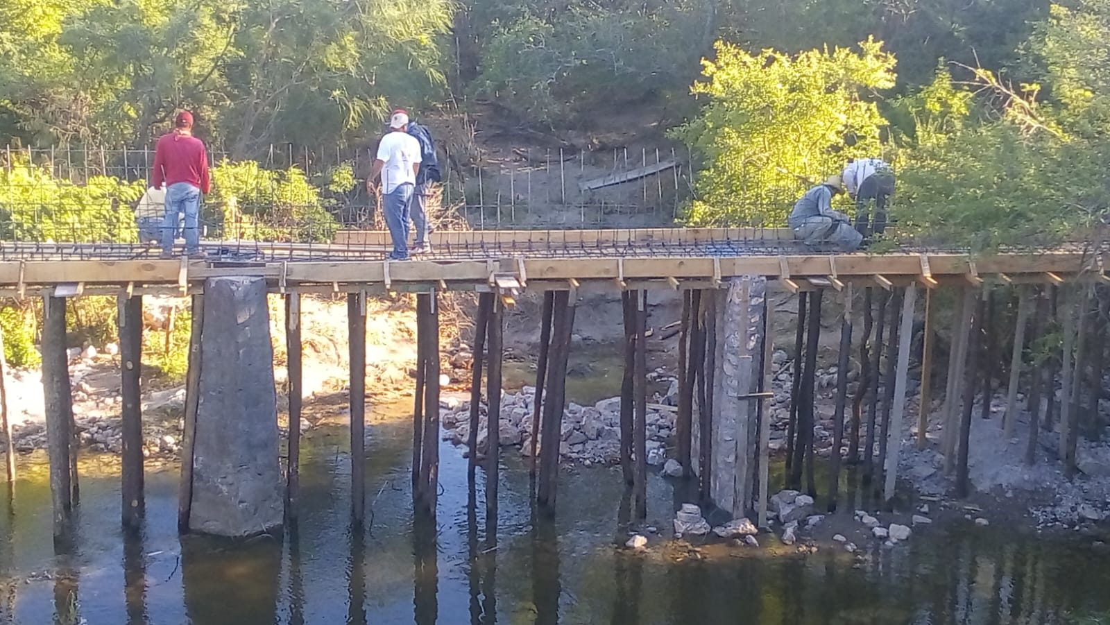 Construcción de puente sobre un cuerpo de agua